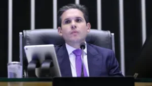 Hugo Motta declara apoio à reeleição de Lula durante evento