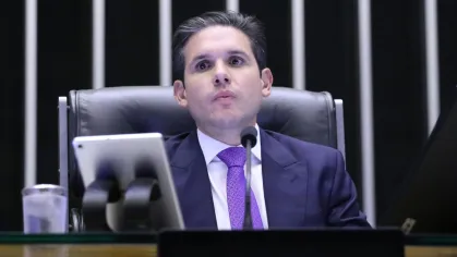 Hugo Motta declara apoio à reeleição de Lula durante evento