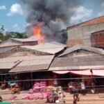 Incêndio destrói loja e casa em vila boliviana na fronteira com o Acre