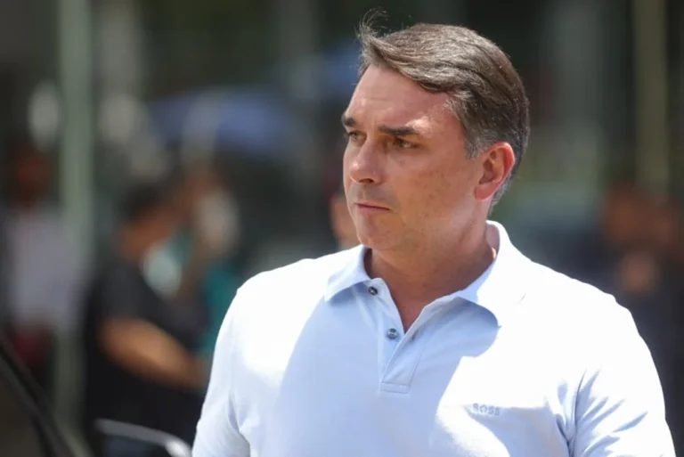 Flávio Bolsonaro reúne 47 nomes ao Senado em Brasília; veja quem representa o Acre