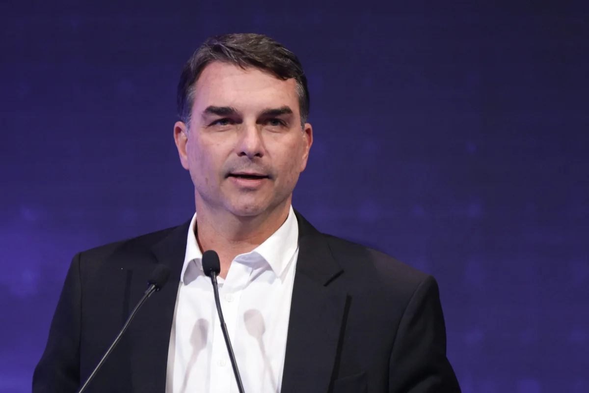 Polícia cumpre mandado contra suspeito de ameaçar Flávio Bolsonaro