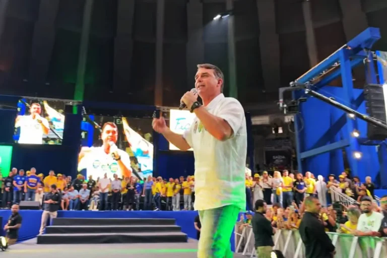 Em ato, Flávio defende castração química e promete enquadrar facções como grupos terroristas