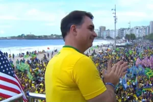Primeiro ato de campanha de Flávio Bolsonaro reúne 8,9 mil pessoas em Copacabana