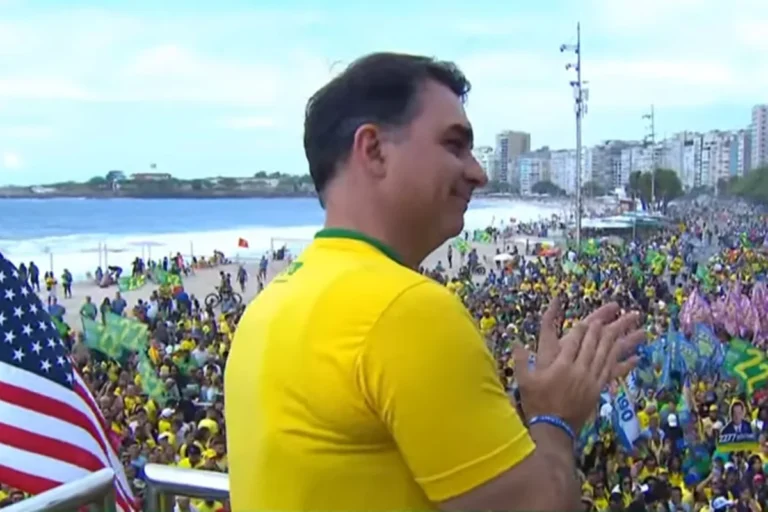Primeiro ato de campanha de Flávio Bolsonaro reúne 8,9 mil pessoas em Copacabana