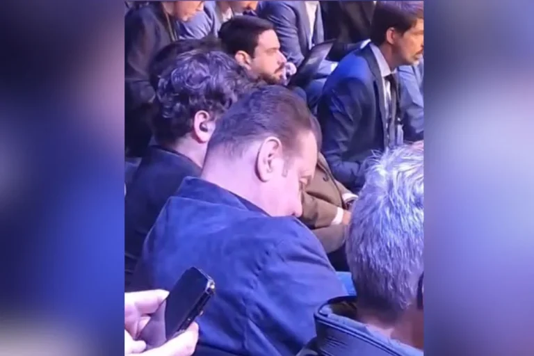 Kassab dorme na plateia durante debate com presidenciáveis em São Paulo