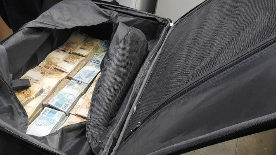 PF apreende R$ 510 mil em espécie em mala de passageira no Aeroporto de Congonhas