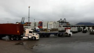 Com aperto da fiscalização em Santos, tráfico liderado por PCC e CV migra para portos regionais