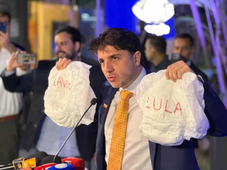 Renan Santos leva fraldas a estúdio para ironizar ausência de concorrentes em debate