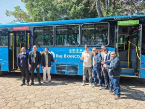 Alysson visita fábrica e anuncia quando ônibus chegam a Rio Branco