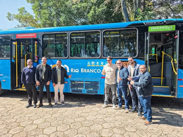 Alysson visita fábrica e anuncia quando ônibus chegam a Rio Branco