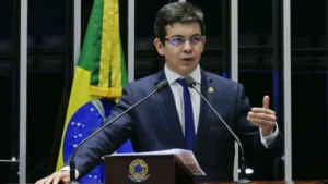 Randolfe diz que o governo quer levar a PEC da 6x1 ao plenário do Senado nesta quarta