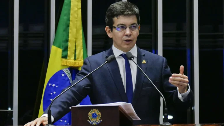 Randolfe diz que o governo quer levar a PEC da 6x1 ao plenário do Senado nesta quarta