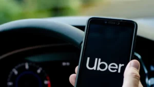 Uber demite 10% da equipe para reduzir custos e eliminar níveis hierárquicos