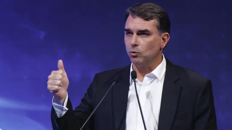 Flávio Bolsonaro chama encontro de Mendonça com Vorcaro de cortina de fumaça