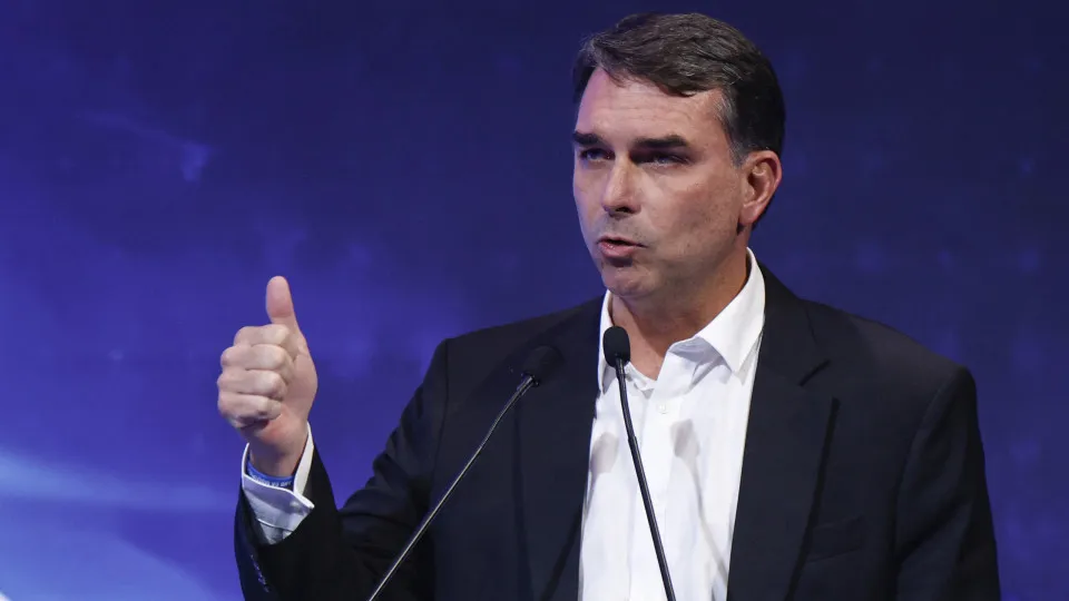 Flávio Bolsonaro chama encontro de Mendonça com Vorcaro de cortina de fumaça