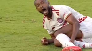 Imagens fortes: atacante marroquino fratura a perna em dividida; vídeo