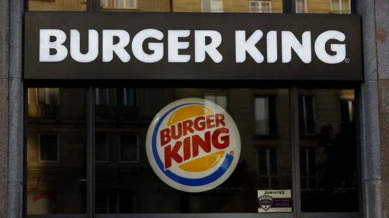 Burger King é condenado a indenizar trabalhadora por uniforme que não servia