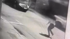 Adolescente foge de sequestro ao saltar de carro em movimento; vídeo