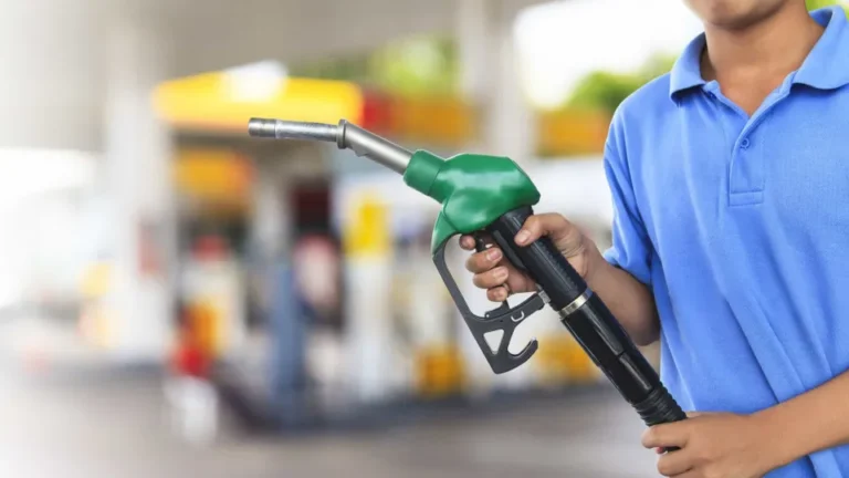 Petrobras anuncia aumento na gasolina, mas preço não deve ser alterado nas bombas