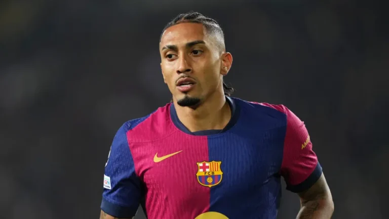 Raphinha retoma boa fase no Barcelona antes de voltar à seleção