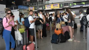 Vulcão Etna entra em atividade e aeroporto de Catânia suspende chegadas