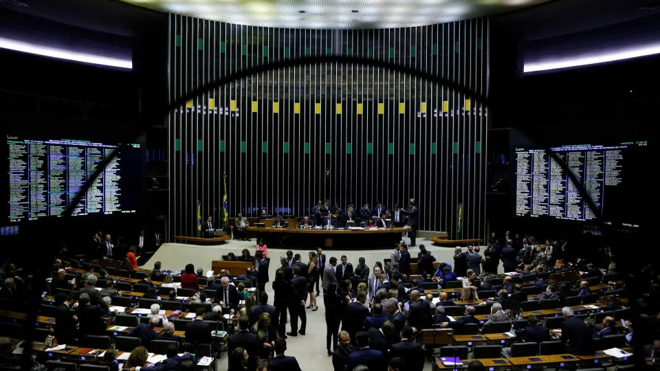 Fim do foro especial divide Congresso, que pode reabrir debate à sombra de caso Master