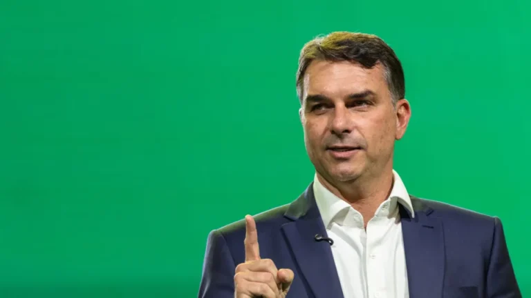 Flávio Bolsonaro: Num ato de desespero, Lula aumentou o Bolsa Família e tenta comprar votos
