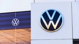 Volkswagen corta projeção de lucro após baixa contábil na Porsche e piora na China
