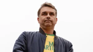 Assessora de Flávio Bolsonaro negociou liberação de emendas com miliciano do caso Marielle