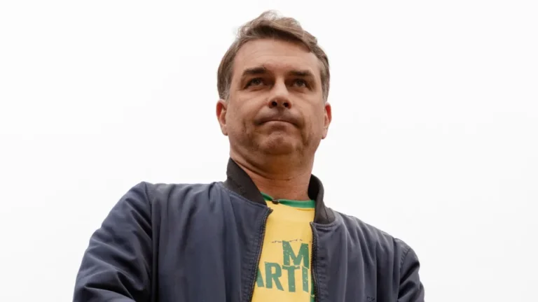 Assessora de Flávio Bolsonaro negociou liberação de emendas com miliciano do caso Marielle