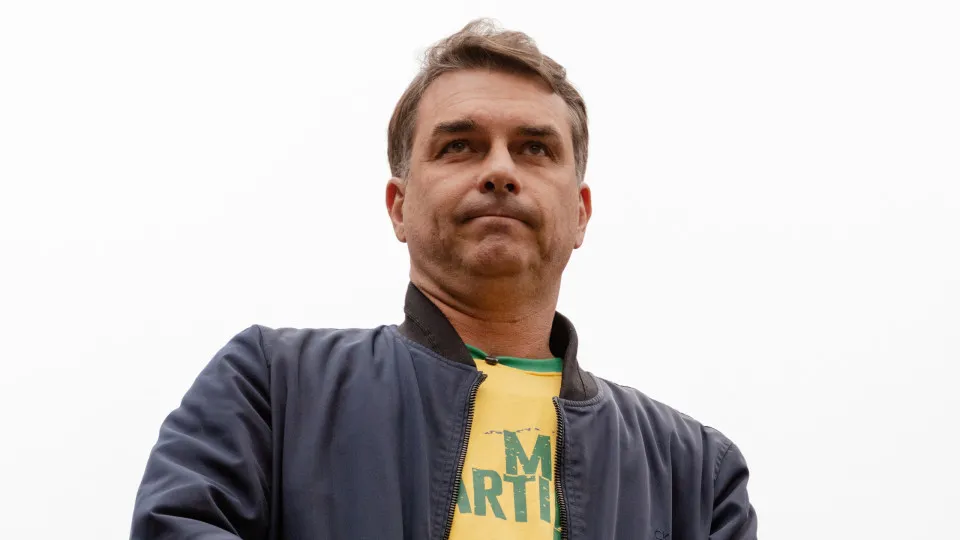 Assessora de Flávio Bolsonaro negociou liberação de emendas com miliciano do caso Marielle