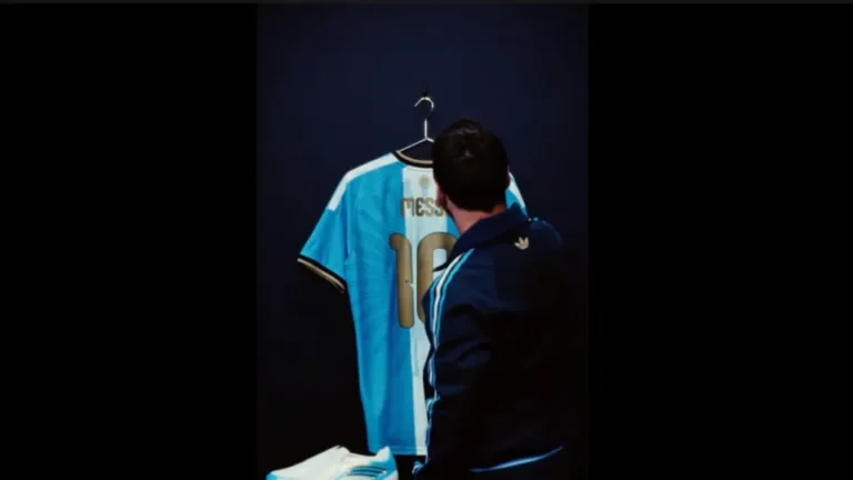 Messi mostra camisa especial para jogo de despedida da Argentina