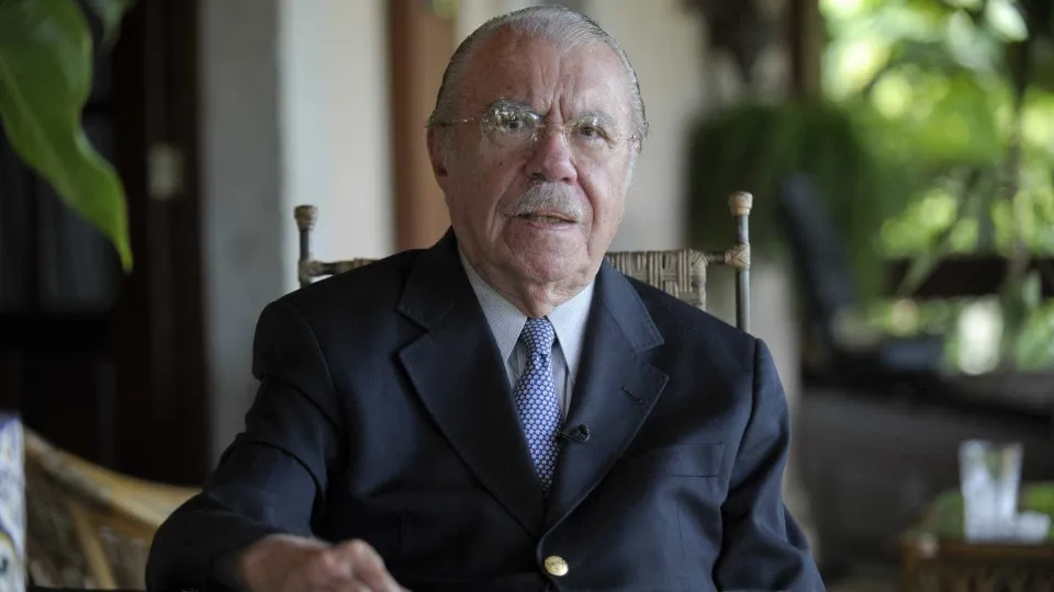Ex-presidente José Sarney segue internado em hospital de São Paulo