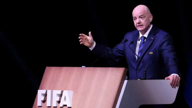 Em reação dupla, Fifa ataca Uefa e diz que aceita usar parte de fundo bilionário