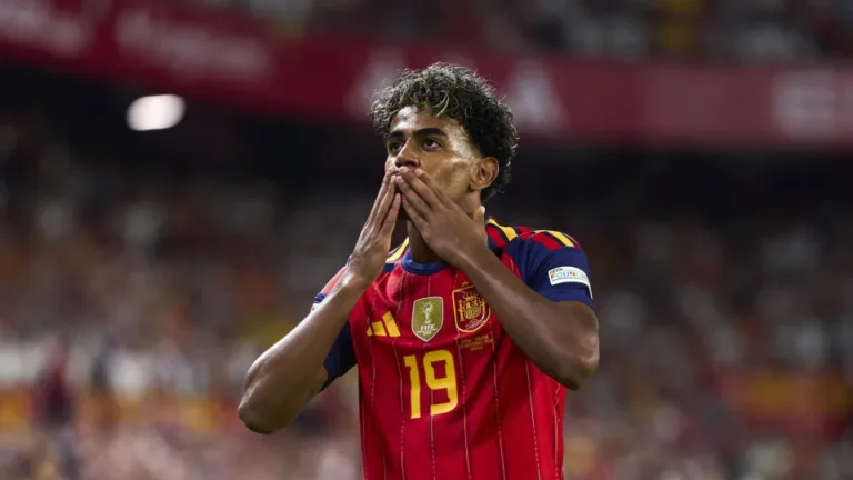 Espanha goleia Croácia por 4 a 1; Inglaterra vence a primeira