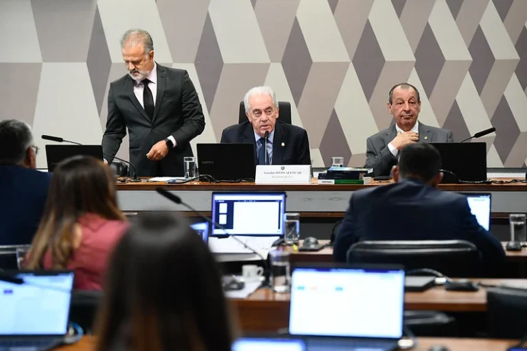 Senado aprova fim da escala 6×1 na CCJ; PEC agora vai ao plenário