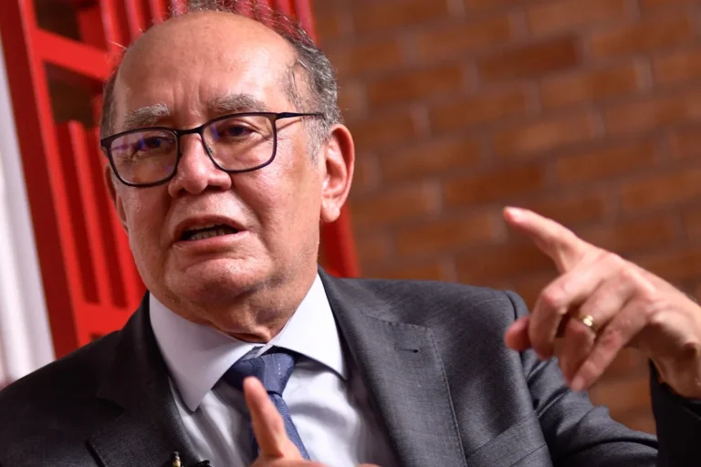 Gilmar Mendes pede à PF cópia de celular de dono do Banco Master