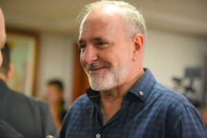 Luís Tchê visita laboratórios da Ufac e acompanha andamento de projetos científicos