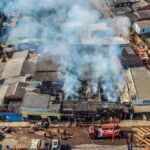 Bombeiros seguem no combate a incêndio que devasta Mercado Cruz