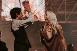 Guto Zacarias aciona Justiça Eleitoral contra Erika Hilton por presença em show do cantor Jão