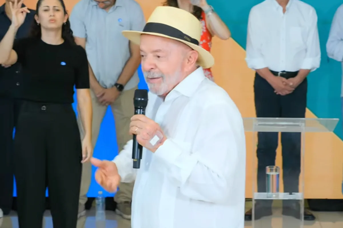 Lula critica ‘cinismo’ de candidatos ao falar de futuro e defende investimentos na educação