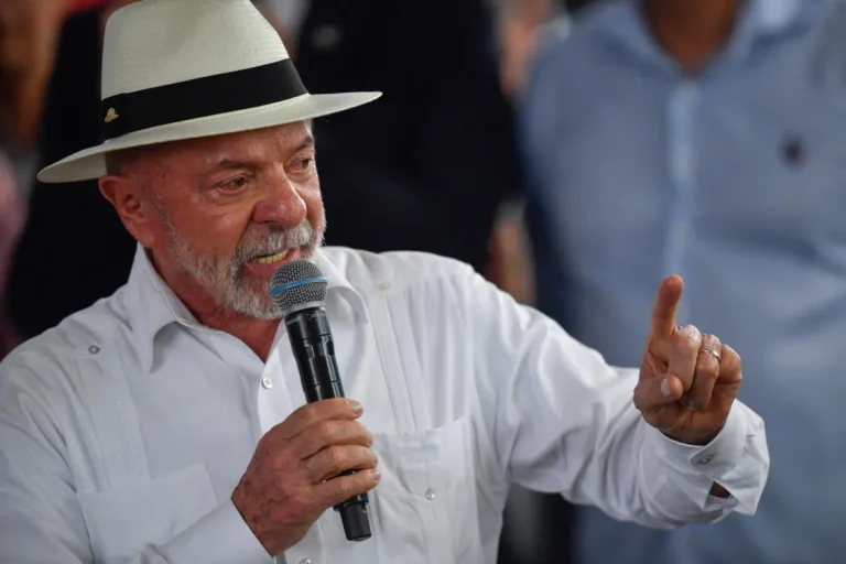 Lula diz que Flávio quer ganhar eleição para tirar Bolsonaro da prisão