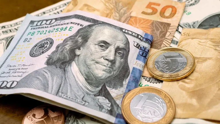 Dólar sobe e Bolsa cai com eleições e cenário fiscal no radar dos investidores