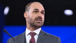 PF diz que Eduardo Bolsonaro orientou gestão de verba de Vorcaro para