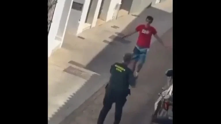 Homem é preso após matar os pais com halter na Espanha