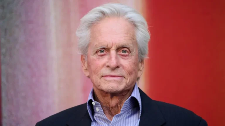 Michael Douglas diz que, em briga, mandou Julia Roberts enfiar o Globo de Ouro
