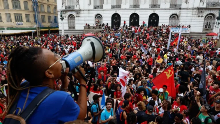 Estudantes fazem atos pelo país em apoio a Lula