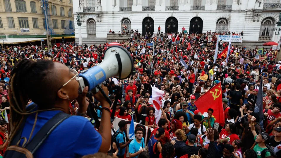 Estudantes fazem atos pelo país em apoio a Lula