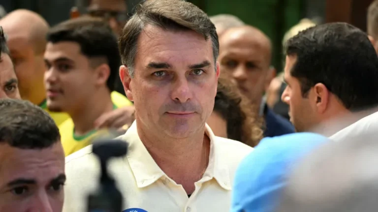 Flávio diz que o pai colocará a faixa presidencial nele no dia da posse