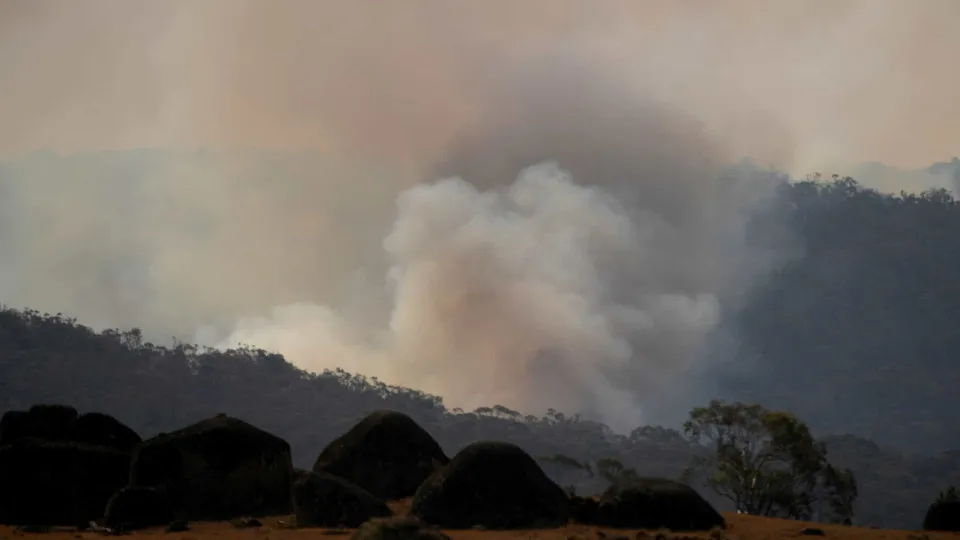 Fumaça de queimadas leva à suspensão de aulas em Manaus